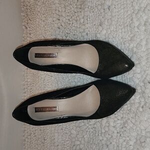 BCBG MAXAZRIA BLACK/GOLD METALLIC SHOE